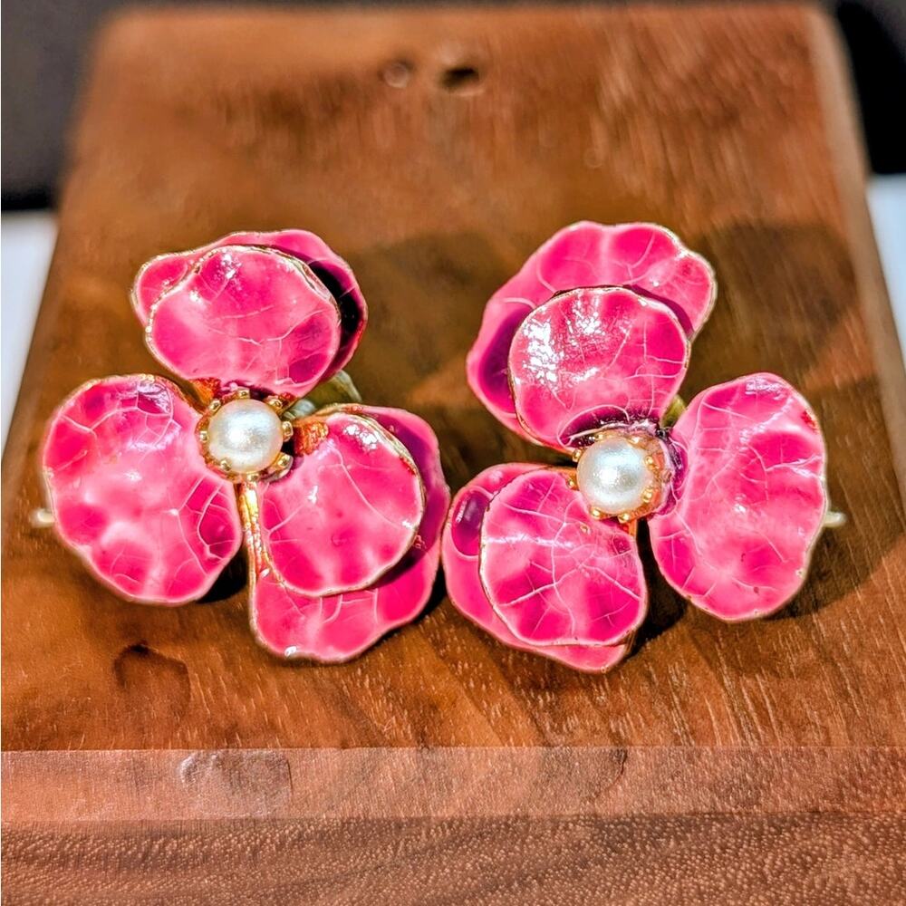 Vintage Accessocraft NYC Enamel Pansy Flower Screw/Clip On Faux Pearl Earrings